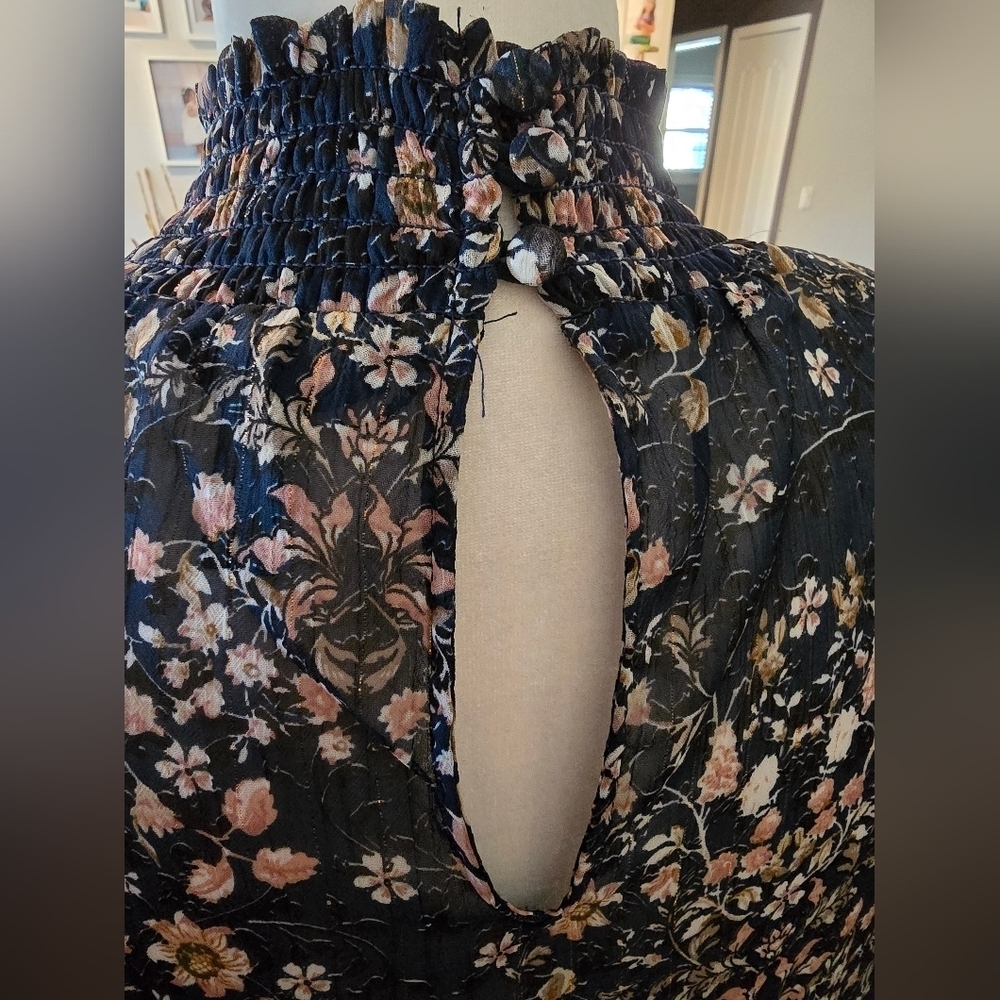 Aqua Women’s Long Sleeve Floral Metallic Blouse Size M - Picture 5 of 6
